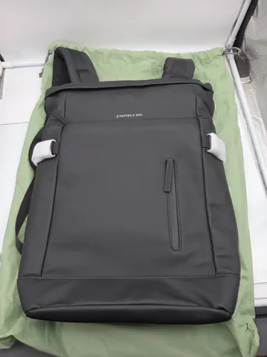 Kapten & Son Helsinki Daypack - All Black - Stylischer Daypack in Toploader-Form mit wasserabweisendem Tech-Außenmaterial; umweltfreundlich dank Innenmaterial aus recyceltem PET und gepolsterten Trägern für optimalen Komfort.