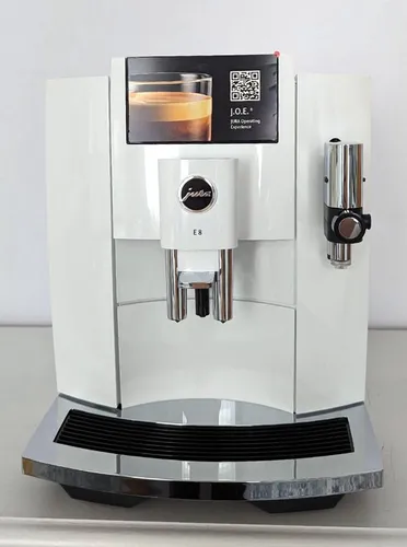 JURA E8 (EC) Piano White 15585 - Automatischer Kaffeevollautomat - Kaffeevollautomat mit 15 bar Druck, 1,9 l Wassertank und 280 g Bohnenkapazität, ideal für perfekten Espresso und mehr, Made in Switzerland.