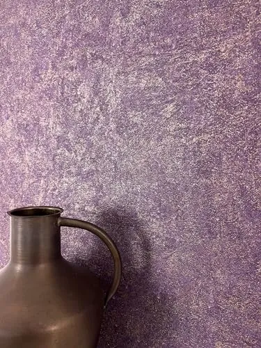 NEWROOM Lila Vliestapete - Modern Gold Metallic Struktur - Tapeten in modernem Design, lichtbeständig und hochwaschbeständig, ideal für stilvolle Wohnräume. Inklusive gratis Tapezier-Ratgeber für ein perfektes Ergebnis!