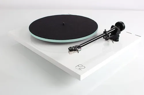Rega Planar 2 Plattenspieler mit Carbon MM-Tonabnehmer - Hochwertiger Plattenspieler mit neuem RB220 Tonarm und vibrationsarmem 24V Motor für exzellente Klangqualität. Plug&Play mit vormontiertem Rega Carbon Tonabnehmer.