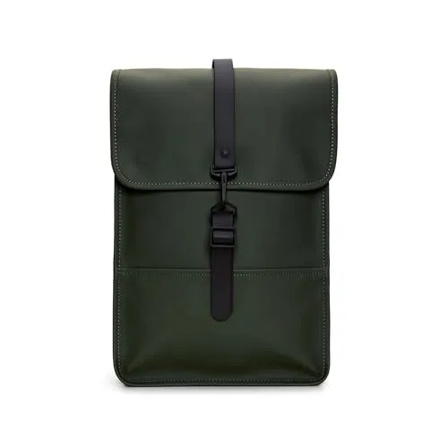 Rains Backpack Mini 03 Green - Wasserdichter Rucksack - Tagesrucksäcke mit gepolstertem Laptop-Fach für 13"-Geräte und einem charakteristischen Karabinerverschluss, ideal für den Alltag und leichtem Regen.
