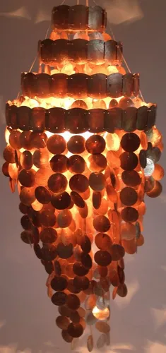 Guru-Shop Muschelleuchte Sakawa 90 cm - Bezaubernde Deckenlampe aus hunderten Capiz-Plättchen in Gold. Ideal für romantisches Licht und als Windspiel im überdachten Außenbereich. Maße: 91*41*41 cm, E27 Fassung. Perfekt für stimmungsvolle Akzente im Wohnzimmer.