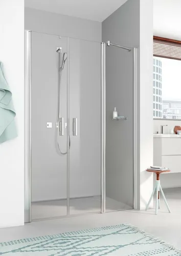 Kermi Pega Pendeltür 2-teilig mit Festfeld 160 cm x 185 cm - Hochglanz Silber - Elegante Pendeltür für Nischenmontage, aus Sicherheitsglas mit Hebe-Senk-Mechanismus. Ideal für barrierefreie Badezimmergestaltung und einfache Pflege.