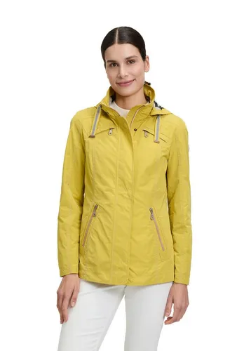Gil Bret Outdoorjacke mit Kapuze gelb 42 - Funktionsjacke in der Farbe celery, pflegeleicht und ideal für Outdoor-Aktivitäten, ausgestattet mit 4 Reißverschlusstaschen und einer schützenden Kapuze.