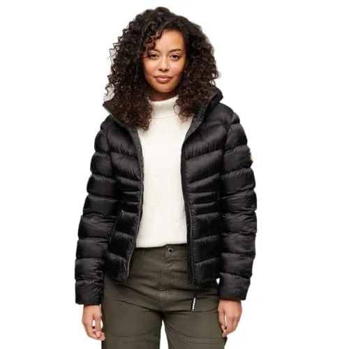 Superdry Damen Wattierte Fuji Steppjacke mit Kapuze Schwarz 38 - Figurbetonte Steppjacke mit schmaler Passform und praktischer Kapuze. Ideal für kühle Tage, leicht wattiert und mit einer modernen wasserabweisenden Beschichtung ausgestattet.