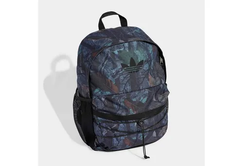 ADIDAS ORIGINALS "CAMO CL BP" Rucksack - Stylischer Rucksack für Damen mit Camoprint, inspiriert von Wäldern. Mit verstellbaren Schultergurten und Regenblende für optimalen Schutz und Tragekomfort.