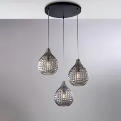 Sospensione In Ferro Laccato Nero E Montatura Cromo Con Cavi Elettrici Regolabili E Diffusori In Vetro Soffiato Grigio Specchiato Con Decoro Effetto Cristallo 3 Luci H.32 - Max 132 - Ø45