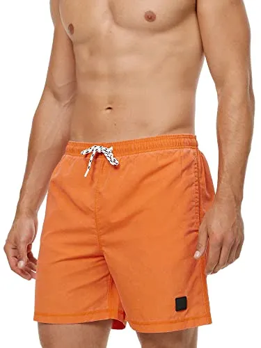 Indicode Herren Ace Badehose mit 3 Taschen und Tunnelzug - Badeshorts für Herren mit elastischem Bund und Kordelzug für perfekten Sitz, inklusive 3 Taschen für praktischen Stauraum und coolem Logo-Detail.