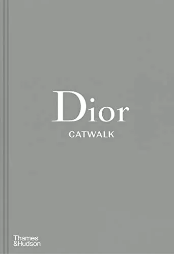 Dior Catwalk von Alexander Fury - Das umfassende Buch über die Dior-Kollektionen, ideal für Kunst- und Modebegeisterte. Entdecken Sie die faszinierende Welt der Mode von Dior.
