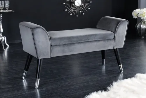 Design Sitzbank SCARLETT 90 cm – Edler Samt in Grau - Elegante Sitzbank in Grau mit hochwertigem Samtbezug und stilvollen silbernen Fußkappen. Ideal für Flur, Wohnzimmer oder Schlafzimmer. Max. Belastbarkeit: 110 kg.