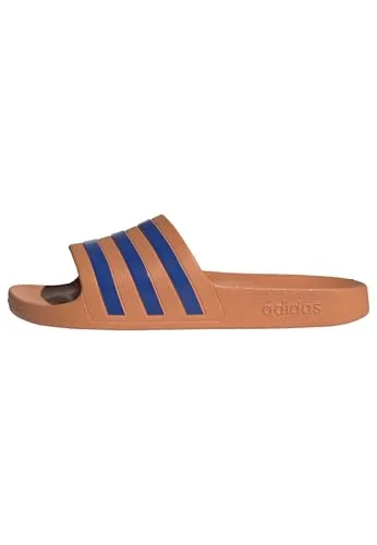 adidas Adilette Aqua Slides in dusky orange-team royal blue - Die adidas Adilette ist ideal für Freizeit und Wassersport. Mit weichem Cloudfoam Fußbett und leichtem Design bietet sie optimalen Tragekomfort und schnelles Trocknen nach dem Baden.