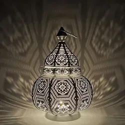 Marrakesch Teelichthalter Orientalische Laterne Maha Weiss - Teelichthalter aus Handarbeit mit einzigartigen goldfarbenen Innendetails und filigranen Perforationen, die zauberhafte Schattenspiele erzeugen. Ideal für orientalische und moderne Dekoration.