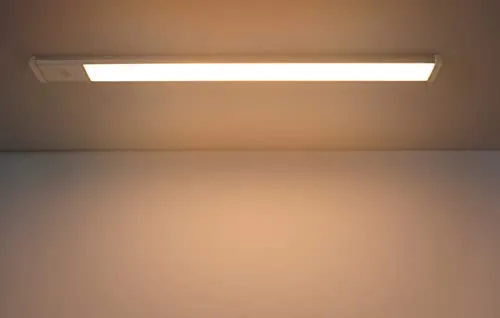 Trango 2535 LED Unterbaulampe 1200mm - 4-Stufen dimmbar mit Touchdimmer - VIELSEITIGE UNTERBAULEUCHTE - Ideal für Küchen und Schränke. MODERNES DESIGN - Elegante Lichtleiste mit einfacher Dimmbarkeit. EFFIZIENTE LED TECHNOLOGIE - 18 Watt für 1800 Lumen bei 3000K. MAßE: 1200mm x 49mm x 12mm.
