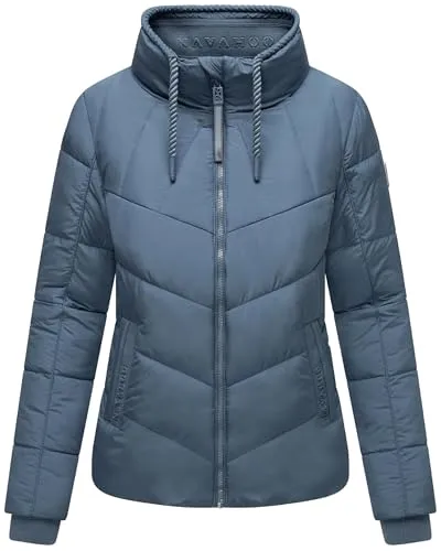 Navahoo Damen Winterjacke Steppjacke mit hohem Kragen und modischen Kordeln Dusty Blue Gr. XXL - Stylische Steppjacke für den Frühling und Herbst, gefertigt aus wind- und wasserabweisendem Material. Der hohe Kragen und die weiche Wattierung bieten optimalen Schutz und angenehme Wärme. Praktische Taschen und ein figurumschmeichelnder Schnitt runden den Look ab.
