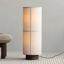 Stehleuchte Audo Copenhagen Hashira, dimmbar, Beige, für Wohnzimmer - Die Hashira Stehlampe vereint skandinavisches Design mit einer gemütlichen Lichtatmosphäre. Die matte Textiloberfläche sorgt für ein sanftes Licht und schafft eine harmonische Umgebung in Ihrem Wohnraum.