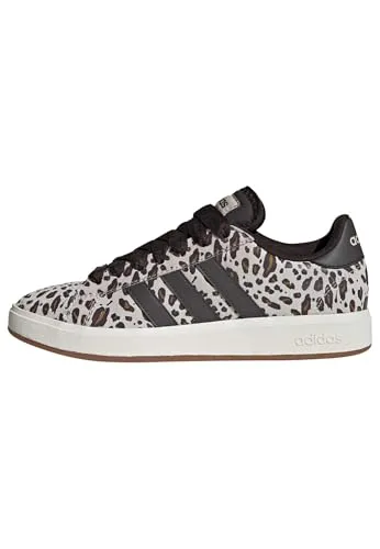 adidas Damen Grand Court Base 00s Schuhe, Crystal Linen/Aurora Coffee/core White, 39 1/3 EU - Stylische Damen-Sneaker mit regulärer Passform, Obermaterial aus Wildleder und Synthetik. Ideal für den Alltag, bieten sie Komfort und ein modernes Design.