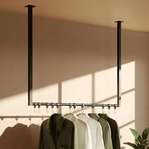 CLP Kleiderstange Fenton mit 12 Kleiderhaken – Deckenmontage im modernen Industrial-Stil - Praktische Kleiderstange Fenton für Deckenmontage, ideal für Flur und Schlafzimmer. Stabil aus pulverbeschichtetem Stahl, bis 50 kg belastbar. Inklusive 12 Kleiderhaken für optimalen Stauraum.