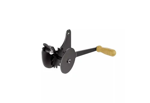 QLS Handels Handwinde mit Bremse – Seilrolle & Kurbel für Dreibein Grill - Praktische Handwinde aus Metall und Holz, ideal für die einfache Höhenverstellung von Grillrosten. Robuste Konstruktion mit langlebigem Stahlseil für eine unkomplizierte Montage.