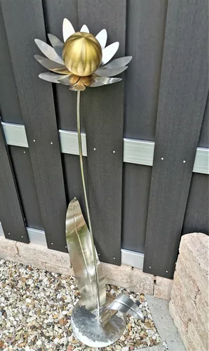 Skulptur Blume Palermo aus Edelstahl in Gold matt 120cm - Wetterfeste Gartenskulptur in modernem Design. Ideal für Balkon, Garten oder Veranda. Mit einer Höhe von 120 cm setzt sie stilvolle Akzente im Innen- und Außenbereich.