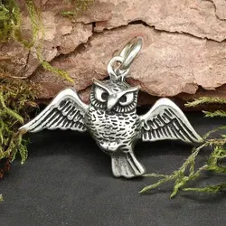 Drachensilber Eule fliegend Kettenanhänger aus 925 Silber - Hübscher Kettenanhänger in Form einer fliegenden Eule aus 925 Silber. Detailreiche Verarbeitung, ideal für kurze Schmuckketten. Ein stilvolles Accessoire mit bedeutungsvoller Symbolik.