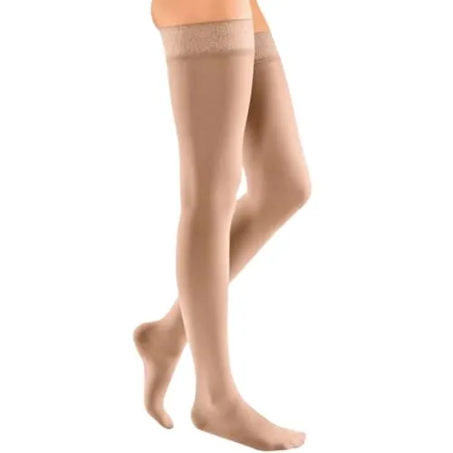 medi mediven elegance - Oberschenkellange Damen Kompressionsstrümpfe CCL2, geschlossene Spitze und Trikotrand in Caramel, Größe IV normal