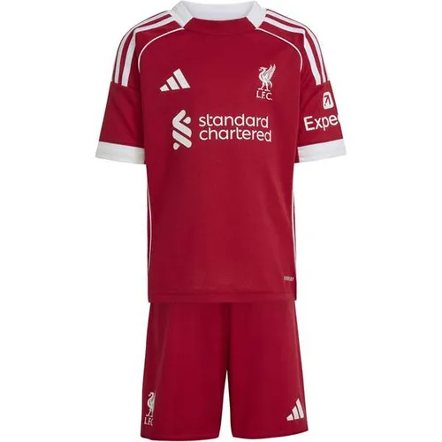 ADIDAS Kinder Fananzug FC Liverpool 25/26 - Stylische Mini-Heimausrüstung für junge Fans! Das Set aus Trikot und Shorts bietet optimalen Tragekomfort dank AEROREADY-Technologie und vereint nostalgische Fußball-Vibes mit modernem Design.