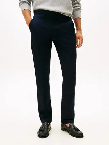 Chinohose TOMMY HILFIGER "CORE DENTON ESSENTIAL" - Herren-Stoffhose in Desert Sky, gerade geschnitten mit Stretch für maximalen Komfort. Ideal für entspannte Freizeitlooks und vielseitig kombinierbar.