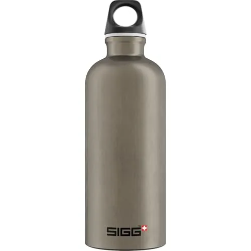 SIGG - Alu Trinkflasche - Traveller Smoked Pearl - Klimaneutral Zertifiziert - Für Kohlensäurehaltige Getränke Geeignet - Auslaufsicher - Federleicht - BPA-frei - Outdoor - Grau - 0,6L