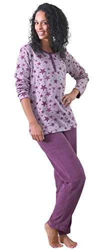 Damen Frottee Pyjama Schlafanzug mit Sternenmotiv – Beere, auch in Übergrößen bis 60/62 - Kuscheliger Frottee-Pyjama für kalte Nächte, optimaler Tragekomfort und perfekte Passform. Erhältlich in Übergrößen bis 60/62. 80 % Baumwolle, 20 % Polyester, leicht pflegeleicht und schadstoffgeprüft.