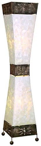 Stehlampe Adrian 100cm – Elegante Capiz Muschel Leuchte mit Sonnenmotiv - Die stilvolle Stehlampe Adrian vereint modernes Design mit handwerklicher Tradition. Ihr warmes Licht und die dekorativen Capizscheiben schaffen eine einladende Atmosphäre. Ideal für Wohnzimmer, Schlafzimmer oder Leseecken.