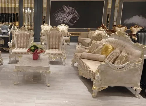 Garnitur Sofa Sessel 3+1+1 Sitzer Barock Polstergarnitur - Elegantes Sofa Set im Barockstil, bestehend aus 3-Sitzer und 2 Sesseln. Hochwertiger Polyesterstoff in Beige, für stilvolle Wohnräume. Ideal für gemütliche Abende mit Familie und Freunden.