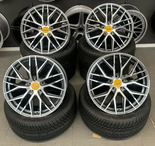 MAM RS4 Felge - Alufelgen in modernem Fünf-Speichen-Design, leicht und korrosionsbeständig, ideal für sportlichen Look und verbesserte Fahrzeugleistung.