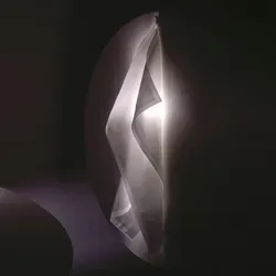 Ingo Maurer Delight Wandleuchte 75 cm - Elegante Wandleuchte aus Metall, Glas und Stoff, ideal für große Wandflächen. Setzt künstlerische Akzente und schafft eine warme Atmosphäre in Wohnzimmer, Schlafzimmer oder Flur.
