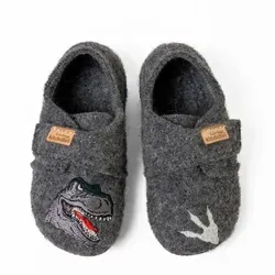 Living Kitzbühel Hausschuhe Klettschuh T-Rex (Schurwolle) grau Jungen (31-35) - Entdecke den Kletthausschuh "T-Rex" aus 100 % reiner Schurwolle! Er hält Füße warm und bietet höchsten Komfort. Ideal für kleine Abenteuerlustige, die die Welt der Dinosaurier lieben.