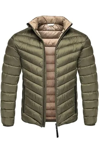 Amaci&Sons Herren gefütterte Steppjacke 9117 Olive M - Moderne Steppjacke für Herren von Amaci&Sons – ideal für die Übergangszeit. Leicht gefüttert für angenehme Wärme, mit praktischen Taschen und einem hohen Tragekomfort. Perfekt für Freizeit und Outdoor-Aktivitäten.