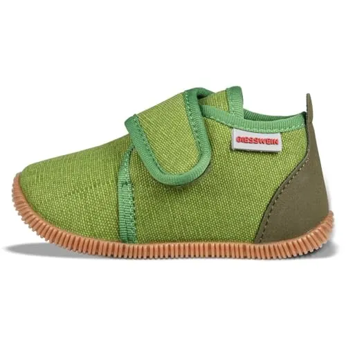 Giesswein Kinder Hausschuhe Strass Slim Fit - Rutschfeste Lauflernschuhe mit Klettverschluss - Hochwertige Hausschuhe aus 100% Baumwolle, rutschfeste Gummisohle für sicheren Halt. Ideal für schmale Füße mit individuell verstellbarem Klettverschluss. Erhältlich in vielen Farben für jeden Geschmack!