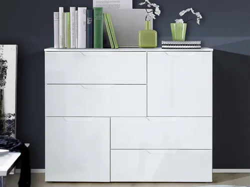 Kommode "Salinas II" in Weiß - 114.9x92.9x34.1cm (BxHxT) - Die moderne Kommode "Salinas II" bietet mit 2 Holztüren und 4 Schubkästen viel Stauraum. Ihr elegantes Weiß und Hochglanz-Finish fügt sich harmonisch in jedes Wohnkonzept ein und sorgt für Ordnung und Stil.