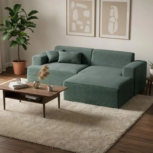 skølm Freki Cloud Couch – Dunkelgrüne 3-Sitzer Cordsofa mit Hocker und 2 Kissen - ⭐ UNKOMPLIZIERTER WOHNKOMFORT – Die Freki Cord Couch bietet maximalen Komfort dank hochwertiger Polsterung und ist sofort einsatzbereit, ohne Aufbau. Ideal für entspannte Stunden im Wohnzimmer!
