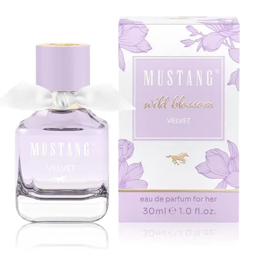 MUSTANG Eau de Parfum WILD BLOSSOM VELVET FOR HER, 30 ml - Erleben Sie mit MUSTANG WILD BLOSSOM VELVET einen blumigen Duft, der Eleganz und Wärme vereint. Ideal für jeden Anlass, bringt er einen Hauch von Luxus in Ihren Alltag.