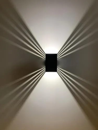 ShineLED-Outdoor 2.0 Außenwandleuchte mit Bewegungssensor - Lampen für Gartenbeleuchtung, energieeffiziente 12W LED mit beeindruckendem Lichteffekt und praktischem Bewegungssensor für mehr Sicherheit.