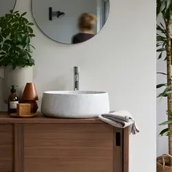 Tikamoon Waschbecken Milos Premium-Terrazzo - Elegantes Waschbecken aus Premium-Terrazzo, ideal für moderne Badezimmer. Die runde Form und das zarte Hellgrau harmonieren perfekt mit edlen Hölzern.