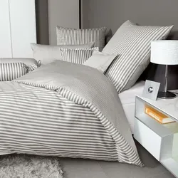 Janine Streifen-Bettwäsche modern classic vulkan Kissenbezug 40x40 cm - Eleganter Kissenbezug aus hochwertigem Mako-Satin mit Wendefunktion. Die feine Baumwolle sorgt für ein angenehmes Schlafgefühl, während das klassische Streifen-Design Ihrem Schlafzimmer einen modernen Touch verleiht.
