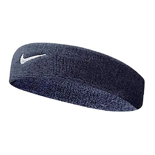 Nike Swoosh Stirnband (70% Baumwolle) obsidian – 1 Stück - Das Nike Swoosh Stirnband in obsidian bietet einen optimalen Sitz und absorbiert Schweiß effektiv. Ideal für sportliche Aktivitäten und leicht zu reinigen. Materialmix sorgt für hohen Tragekomfort.
