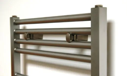 Szagato Design Badheizkörper Edelstahl 811W - Moderner Handtuchwärmer aus hochwertigem Edelstahl, hergestellt in Deutschland. Bietet effiziente Heizleistung für ein warmes Badezimmer und trockene Handtücher. Garantiert eine hervorragende Verarbeitung und Langlebigkeit.