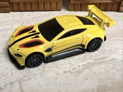 Hot Wheels 5er Geschenkset - Blindpack mit 5 zufälligen Fahrzeugen, Überraschung für kreative Spielstunden ab 3 Jahren
