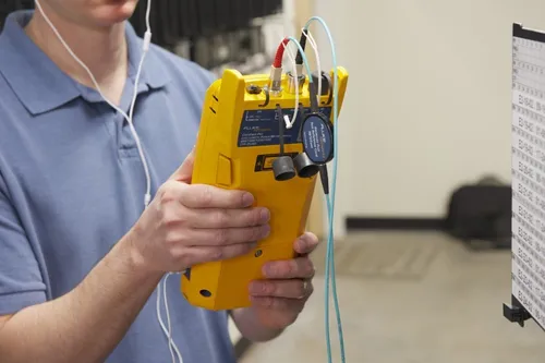 Fluke Networks CertiFiber Pro Quad CFP2-100-QI/G INT - LWL-Zertifizierungsset für präzise Netzwerkmessungen, ausgestattet mit Touchscreen und umfangreichen Funktionen – ideal für Kommunikationstechnik-Profis.