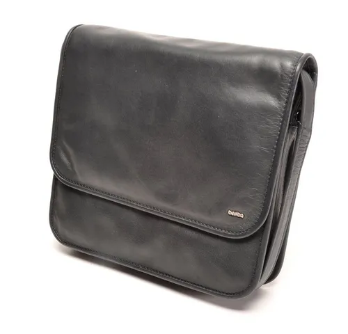 berba Umhängetasche berba Soft 474 - Stilvolle Überschlagtasche in Blau - Elegante Umhängetasche aus glattem Leder mit kompakten Maßen (22x20x6 cm) und leichtem Gewicht (360 g) – ideal für den täglichen Gebrauch.