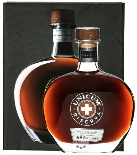 Unicum Riserva Zwack Kräuterlikör 700 ml - Likör & Kräuterschnaps mit besonderer Reifung, ideal für Genießer und Liebhaber aromatischer Kräuterliköre.