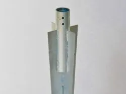 Bodenhülse für Pfosten Ø 38 mm - 56 cm - Stabil und langlebig - Hochwertige Einschlaghülse für die stabile Montage von Zäunen. Kompakt, geschweißt und mit Schrauben zur einfachen Fixierung. Ideal für eine präzise Ausrichtung der Pfosten.