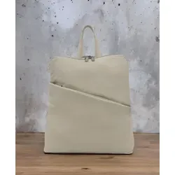 Cinino Cityrucksack Carlotta – Eleganter Lederrucksack - Der stilvolle Cityrucksack Carlotta bietet ausreichend Platz für Ihre täglichen Dinge. Mit praktischem Reißverschluss und sicherem Fach für Wertsachen – ideal für unterwegs. Pflegeleichtes Leder sorgt für Langlebigkeit.